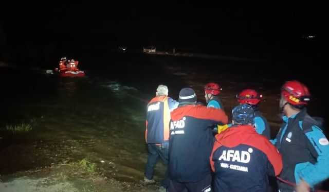 Sular aniden yükseldi: Bursa'da derede mahsur kalan 4 kişi kurtarıldı
