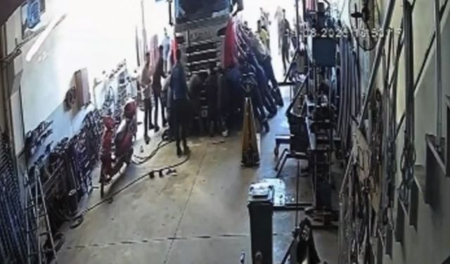 Tırın altında can pazarı! baba ve oğlunu esnaf kurtardı