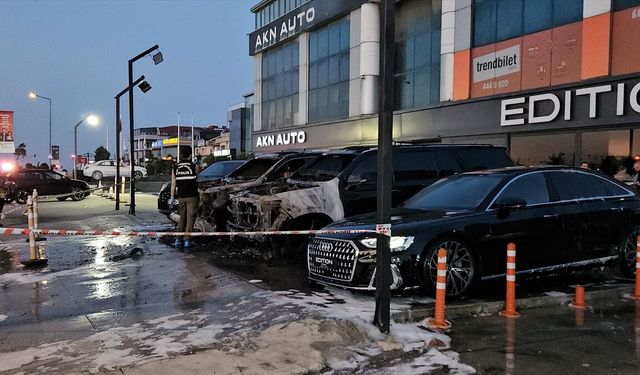 Bakırköy'de lüks otomobiller alev alev yandı