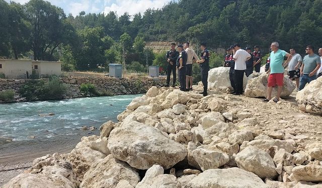 Serinlemek için girdiği çayda kayboldu! Ekipler seferber oldu