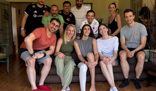 Milli voleybolcu Karmen Aksoy'a moral ziyareti