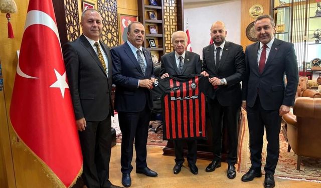 MHP Lideri Bahçeli’ye Süper Lig’e yükselen Çorum FK forması hediye edildi