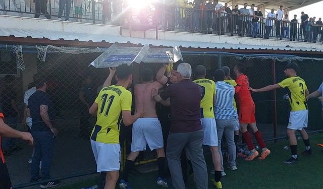 Şampiyonluk maçında ortalık karıştı! 5 kırmızı kartın çıktığı mücadele kavgayla bitti