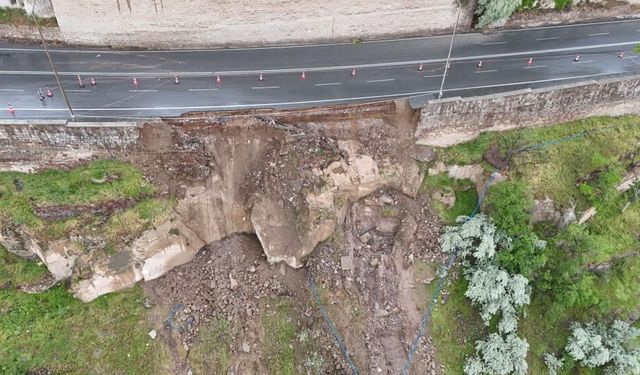 Kayseri’de istinat duvarının çökmesi sonucu bir ev zarar gördü