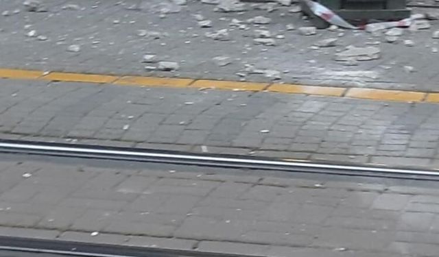 Binanın dış cephesindeki beton parçalar yayaların arasına düştü