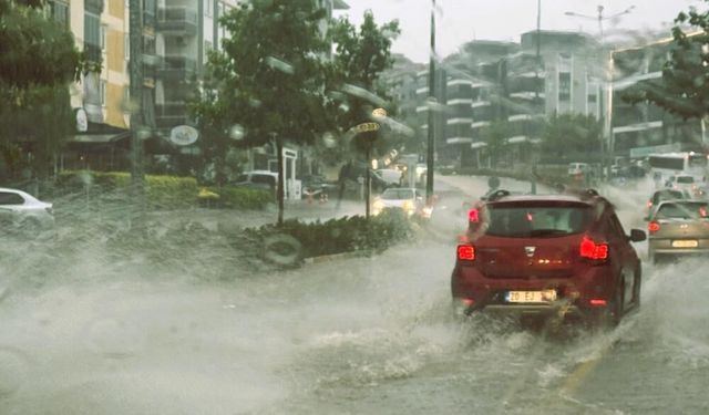 Denizli’de şiddetli yağış trafiği felç etti