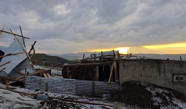 Ağrı’da dolu ve şiddetli rüzgar bir evin çatısını uçurdu