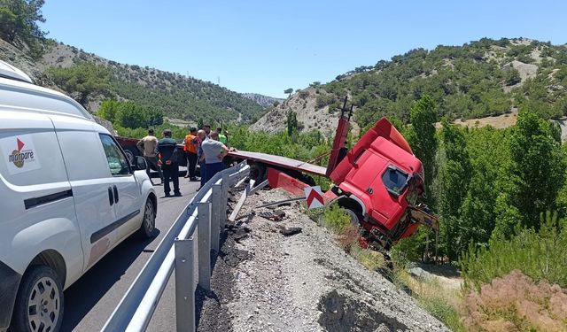 Birkaç santimetreyle faciadan dönüldü! Çekici uçurumun kenarında asılı kaldı