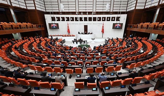 İbrahim Tatlıses'in eski eşi siyasete atıldı! İşte rozetini taktığı parti