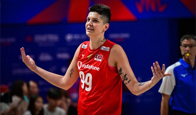 Milli Voleybolcu Ebrar Karakurt'tan kötü haber