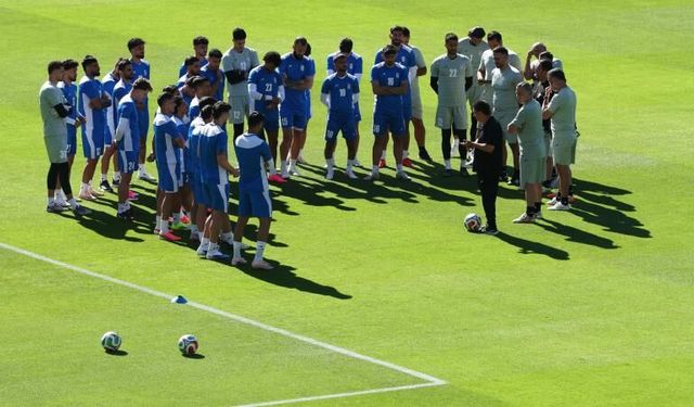 İran Milli Futbol Takımı ABD'de protestolarla karşılandı