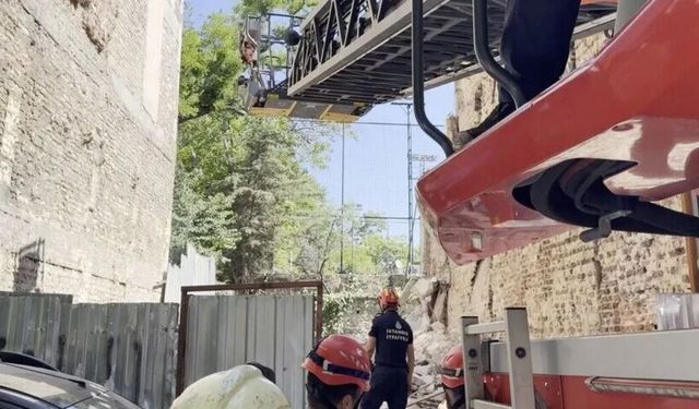 Kadıköy'de göçük altında kalan 2 işçi kurtarıldı