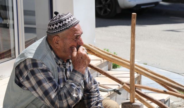 Erzurum'da ailesini kaybeden 80 yaşındaki Mehmet Coşkun'un yardımına iş insanı koştu