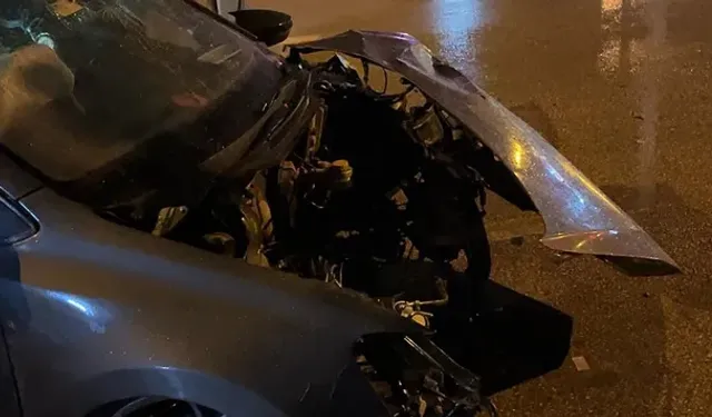 Kontrolden çıkan otomobil bariyerlere çarptı: 1'i ağır 2 yaralı
