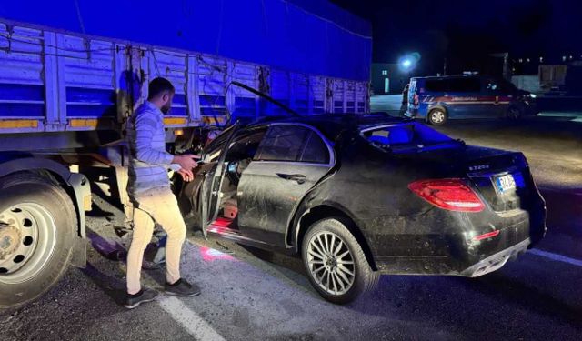 Lüks otomobil benzin istasyonundan çıkan tırın altına girdi: 1’i ağır 2 yaralı