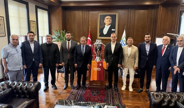 Başkan Özbek, Büyükçekmece'de Şampiyonlar Anıtı'na Galatasaray bayrağını çekti