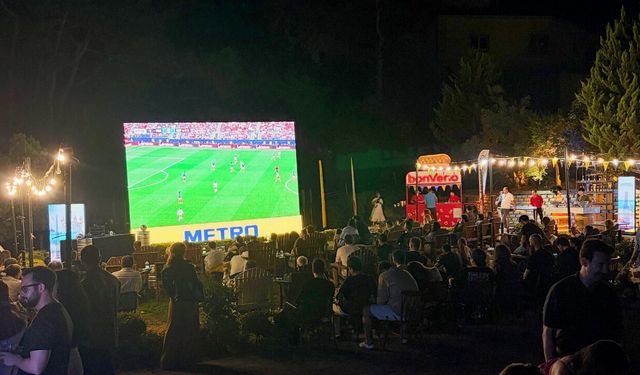 Dünya Kupası yarı final gecesinde futbol ve sokak lezzetleri buluştu