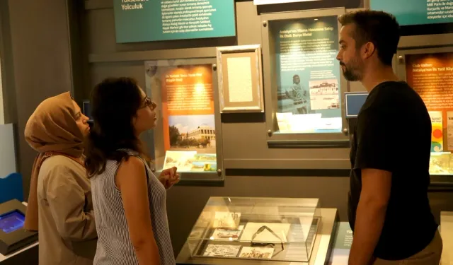 Zeki Müren''in gözlüğü ve el yazısı şarkı sözü Antalya''da sergileniyor