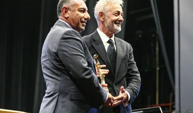 Altın Koza Film Festivali''nde mehmet Aslantuğ ve  Meral Orhonsay "Onur Ödülü" aldı