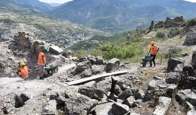 Gevhernik Kalesi''nde mezar odası bulundu