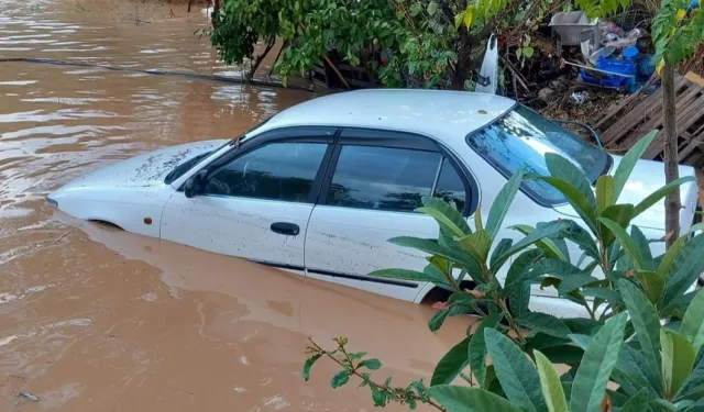 Kaş’taki yoğun yağış su birikintilerine neden oldu