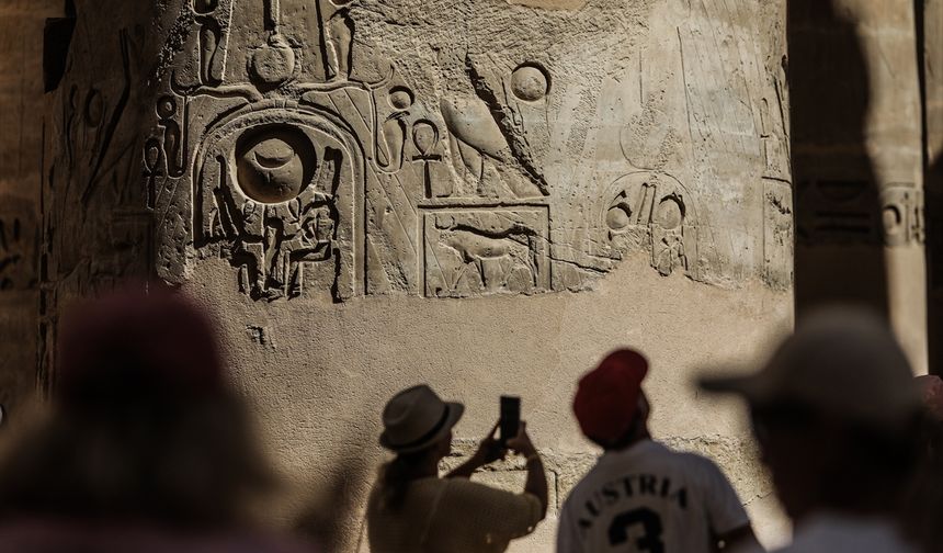Karnak Tapınağı binlerce yıllık tarihiyle turistleri büyülüyor