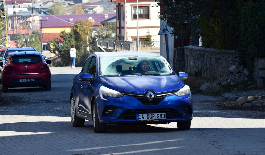 Kars'ı buz kesti! Arabalar bembeyaz oldu