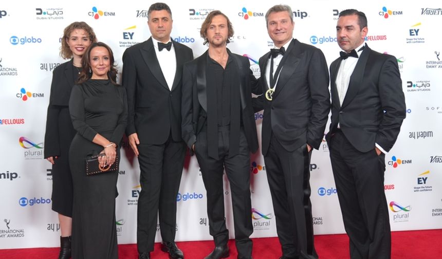 Emmy'nin 'Deha'sı! En iyi pembe dizi ödülünü aldı