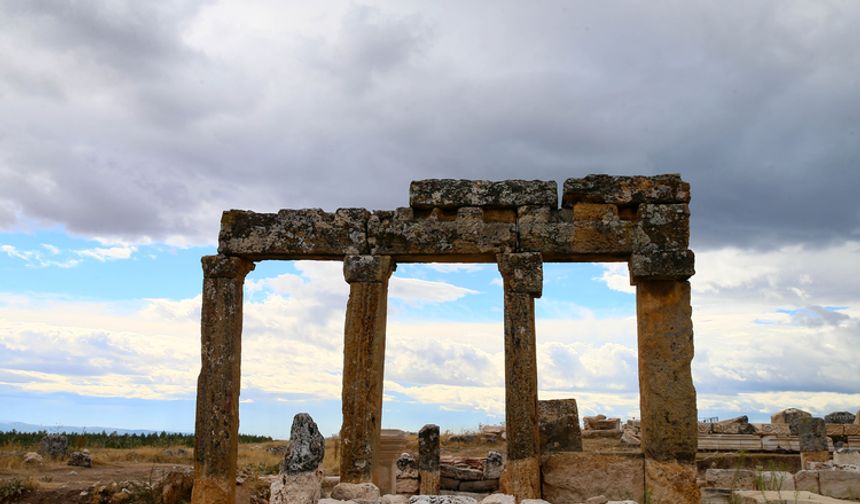 Blaundos'un 2 bin yıllık stadyumu gün yüzüne çıkarıyor