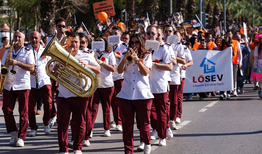 İzmir'de lösemili çocuklar için yürüyüş ve şenlik düzenlendi