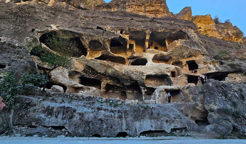 Gabar'da 7 katlı apartman mağarası