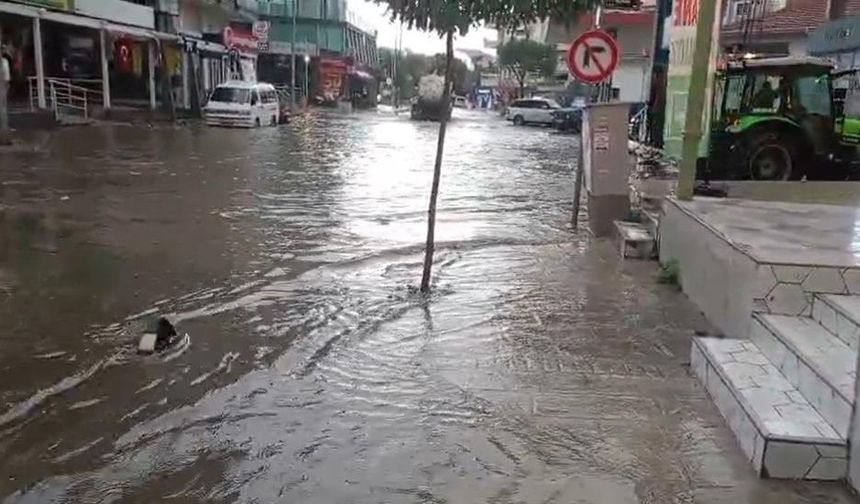 İzmir'i sağanak vurdu! Yollar göle döndü