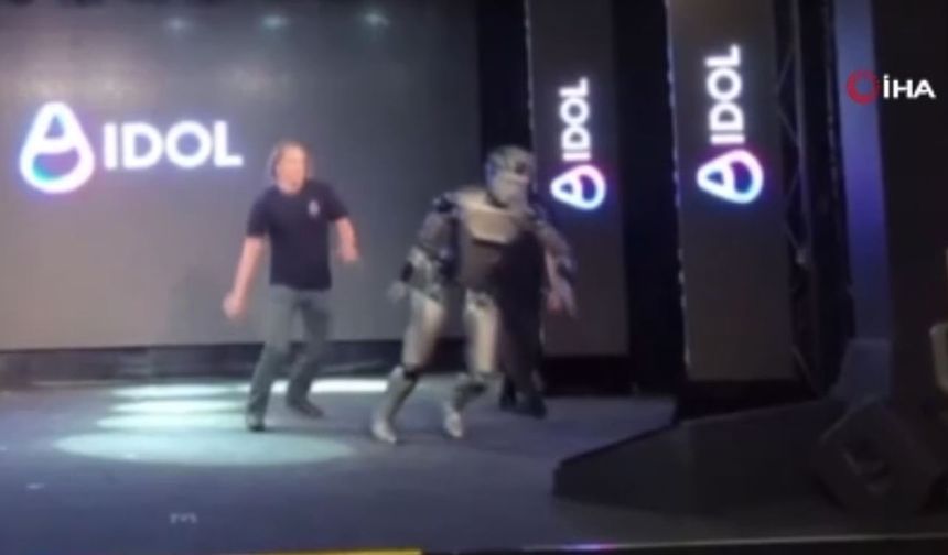 Rusya’da yapay zeka kazası: İlk insansı robot tanıtımda yere düştü