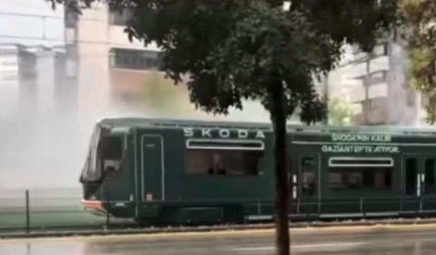 Gaziantep'te yüzlerce yolcunun olduğu tramvaya yıldırım düştü