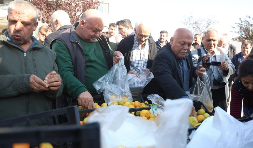 Fiyatı 2 TL'ye düşünce tonlarca ürünü ücretsiz dağıttılar