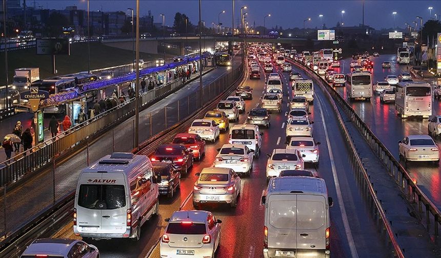 İstanbul’da mesai çıkışı çilesi: Trafik kilitlendi