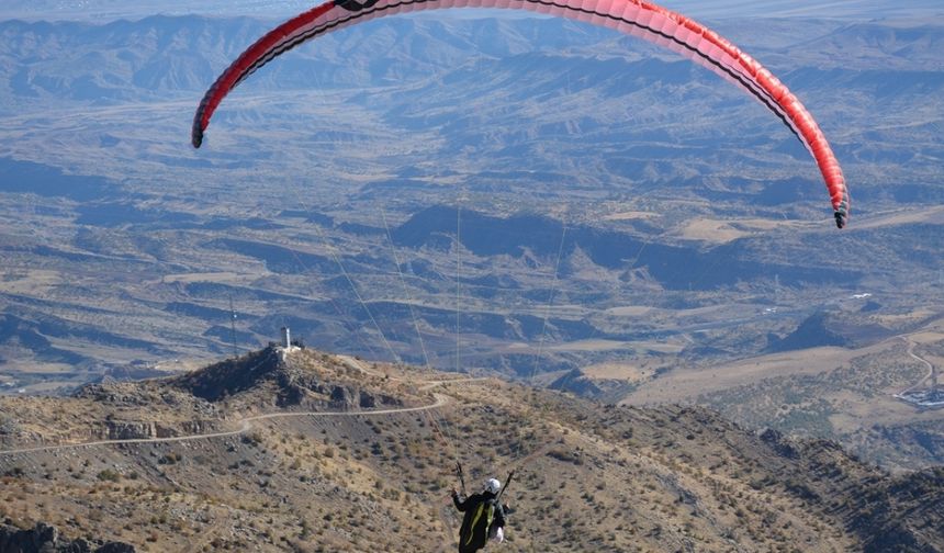 Yamaç paraşütü tutkunları Cudi Dağı'nda