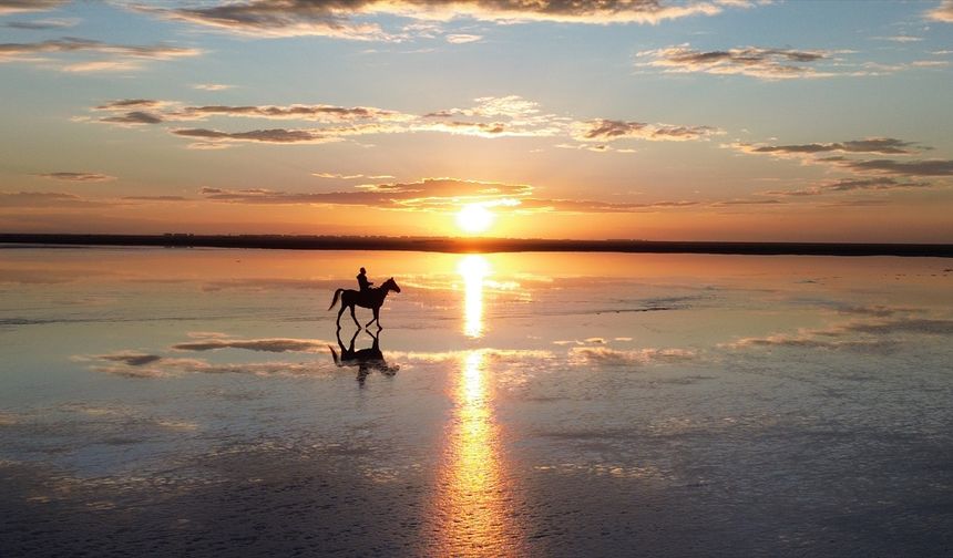Tuz Gölü'nde gün batımı kızıl tonlarıyla görsel şölen oluşturdu