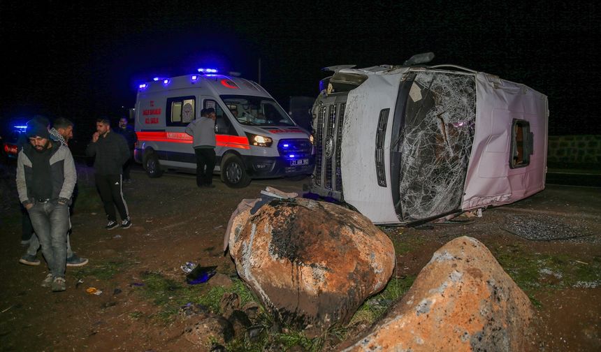 Diyarbakır'da inşaat işçilerini taşıyan minibüs devrildi: Çok sayıda yaralı var