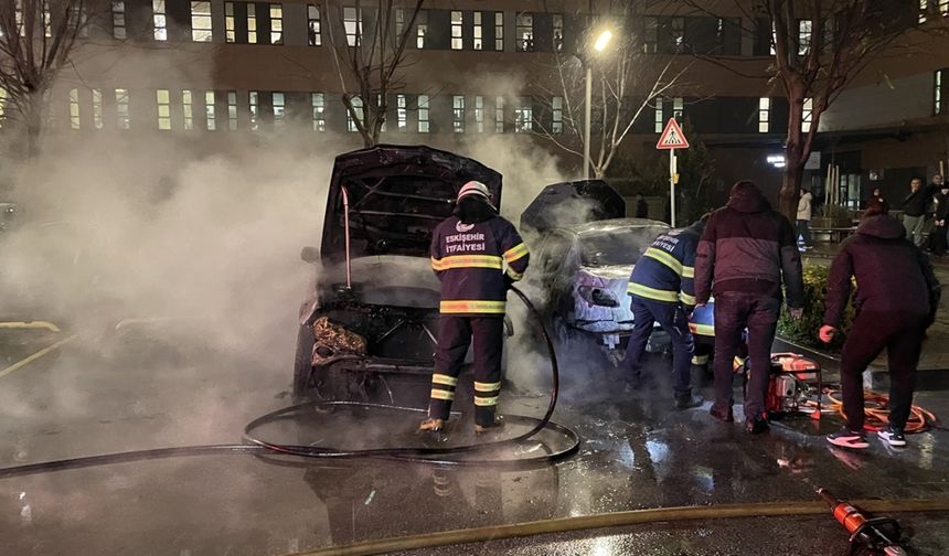Eskişehir'de yanan iki otomobil kullanılamaz hale geldi