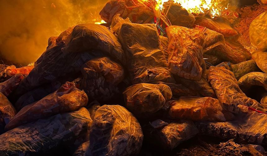 Tarihi geçmiş 2 ton cips, şekerleme ve çikolata imha edildi