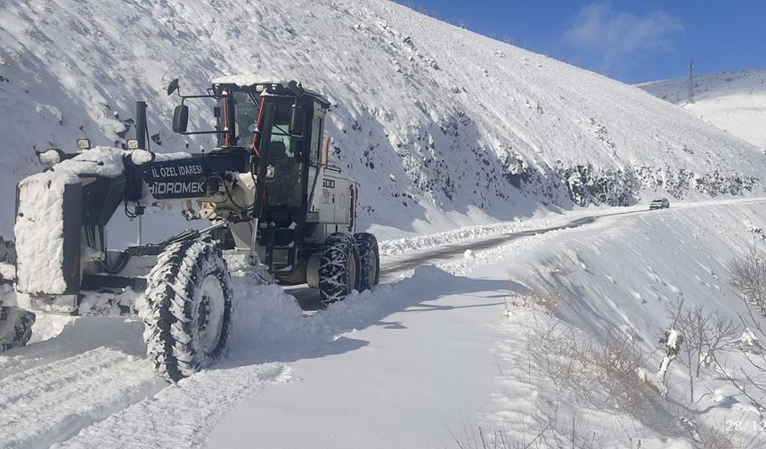 Elazığ’da kar yağışı hayatı felç etti: 423 köy yolu ulaşıma kapandı