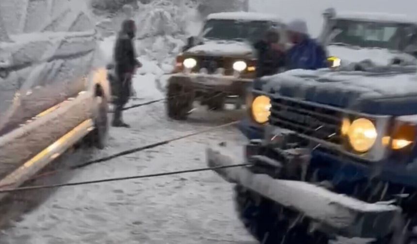 Şarampole kayan minibüsü, off-road araçları kurtardı