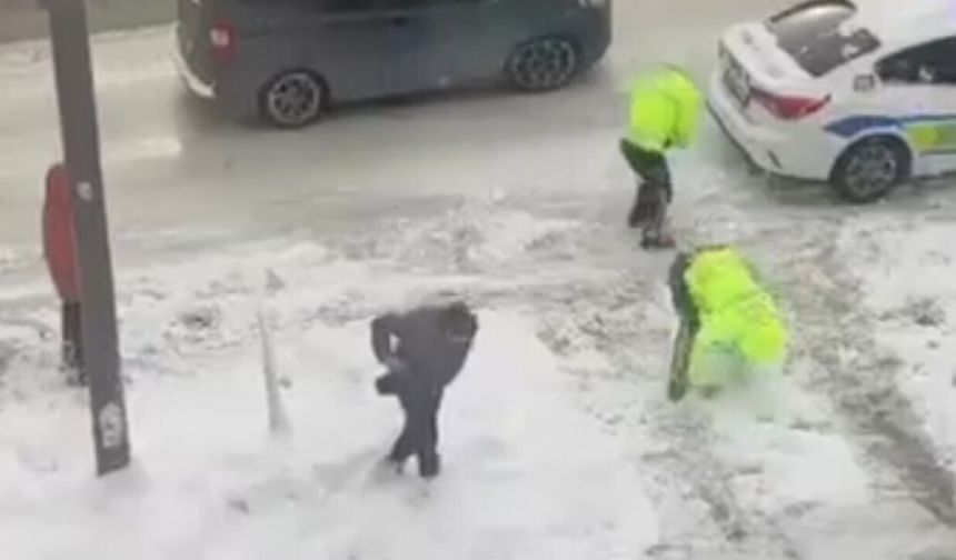 Van’da yürekleri ısıtan görüntüler: Polis çocuklarla kartopu oynadı