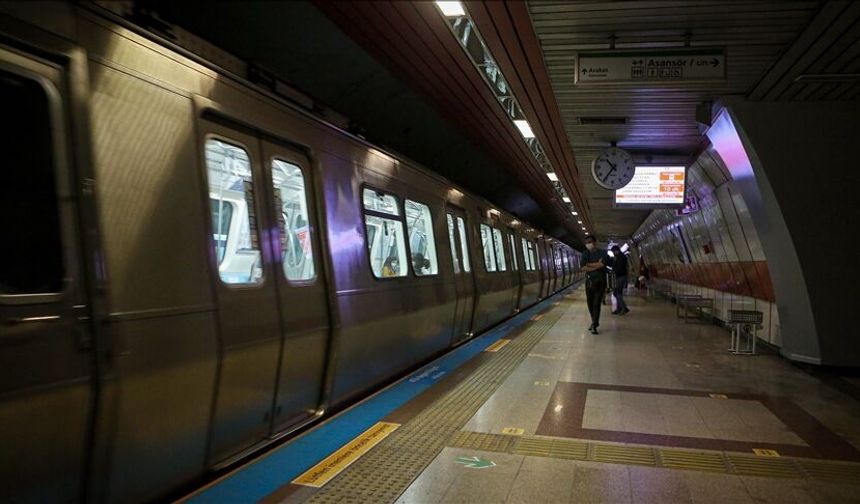 İstanbul metrosunda su sızıntısı! Bazı seferler durdu
