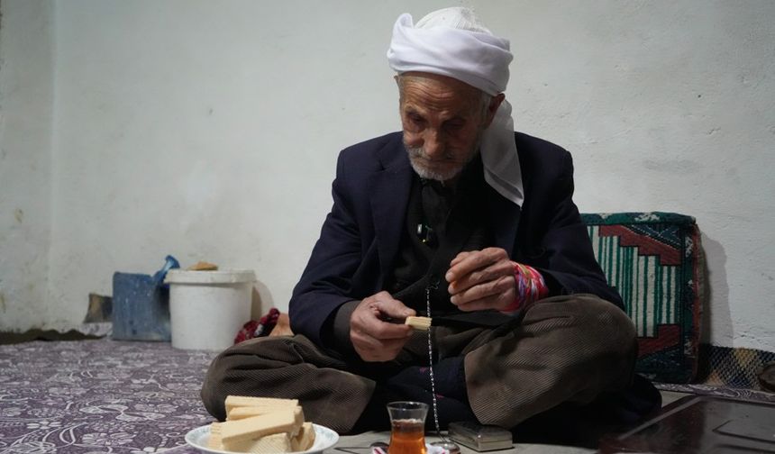 Muşlu Rüstem dede 50 senedir sadece gofret ve çayla besleniyor! "Yokuşa vursa dağa çıkar"