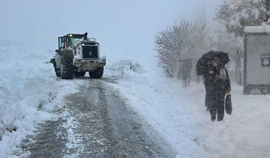 13 ilde yoğun kar yağışı: 3 binden fazla yol ulaşıma kapandı