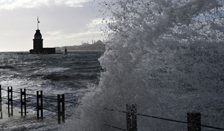 Üsküdar Sahil'de dev dalgalar: Fırtınanın şiddeti objektiflere yansıdı