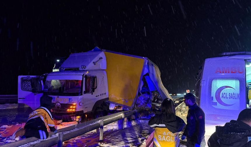 Kars'ta yolcu otobüsünün kamyona çarptığı kazada 9 kişi yaralandı