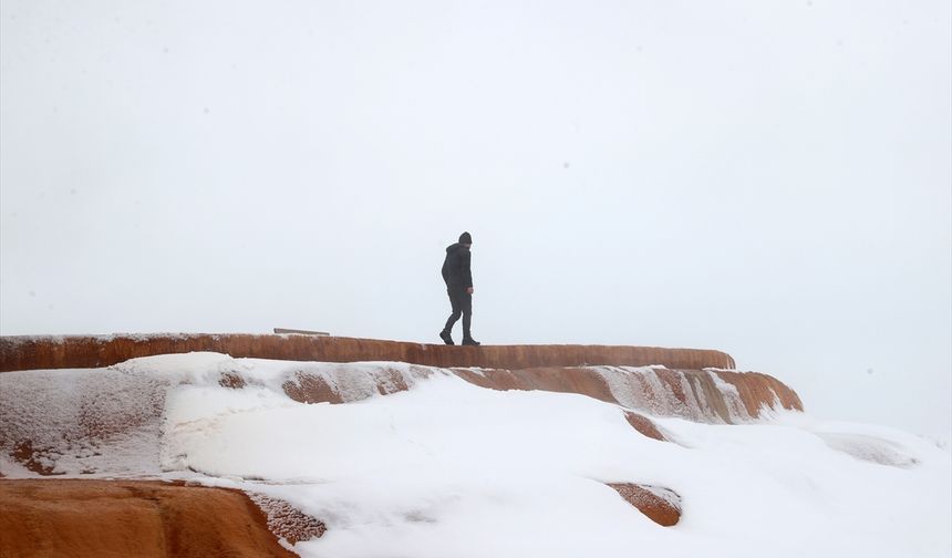 Burası Pamukkale değil Sivas: Altınkale'de buz sarkıtları oluştu